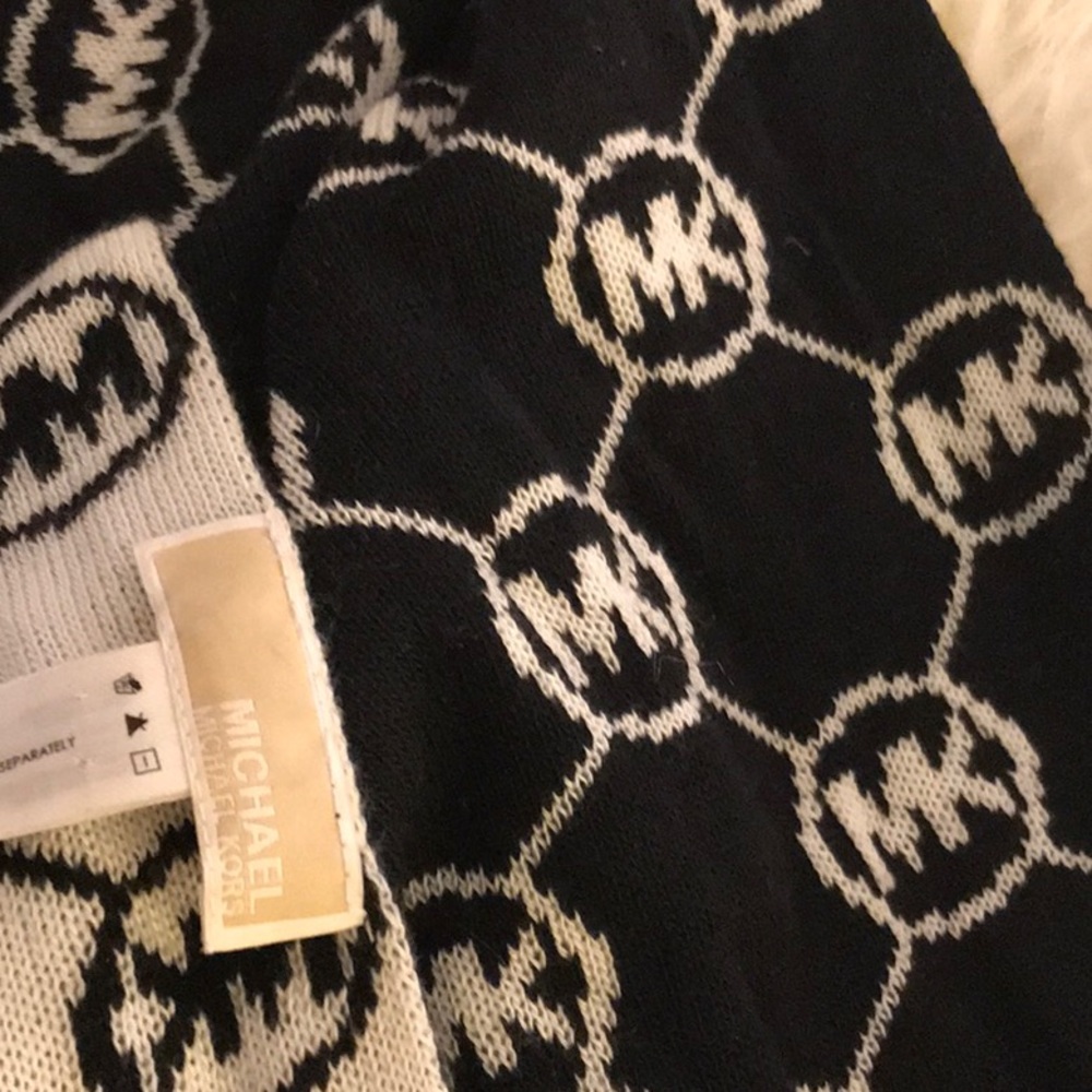 Michael Kors scarf - Picture 3 of 3